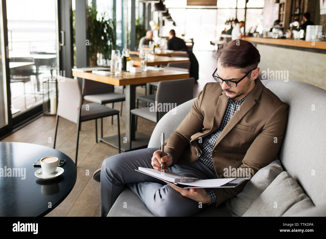 Planificación empresario mientras está sentado en la cafetería Foto de stock