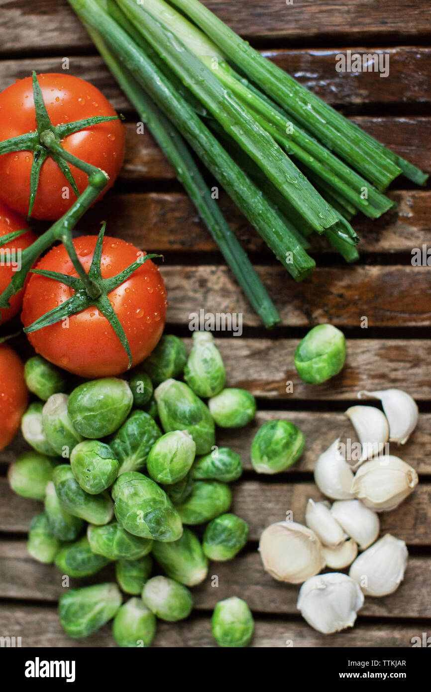 Vista aérea de las verduras en la mesa de madera Foto de stock