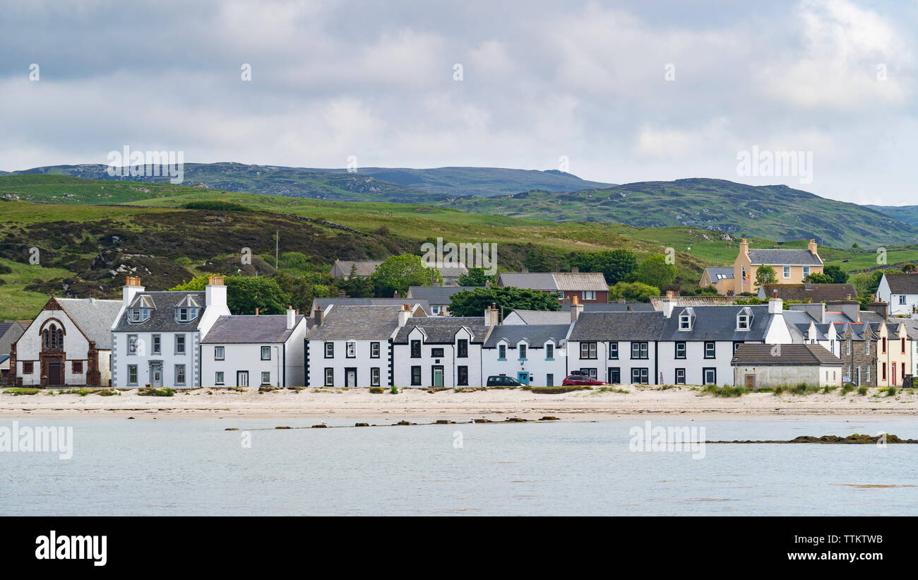 Vista de casas encaladas en Port Ellen de Islay en el interior de islas Hébridas, Escocia, Reino Unido Foto de stock