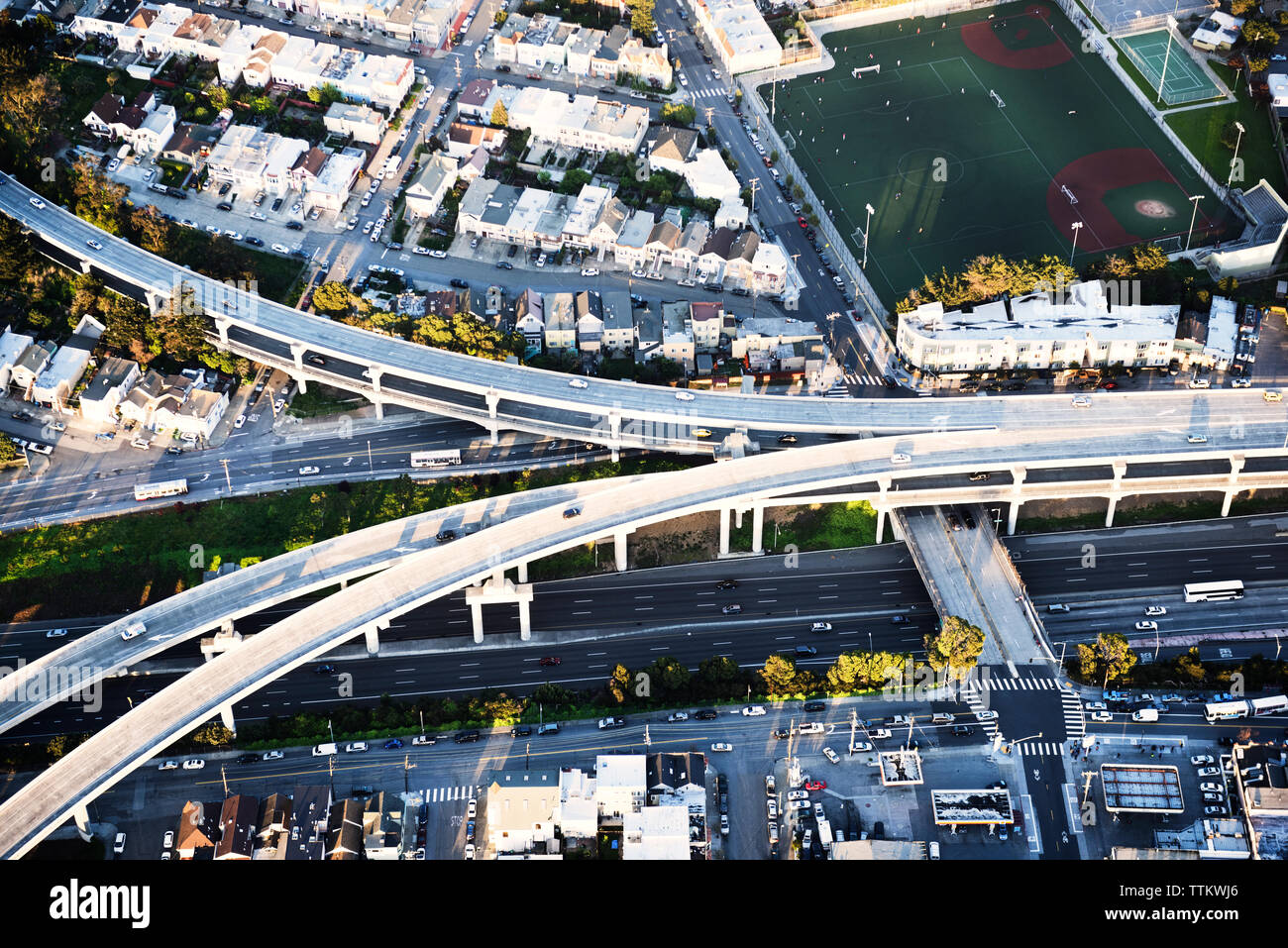 Vista aérea de las autopistas en la ciudad Foto de stock