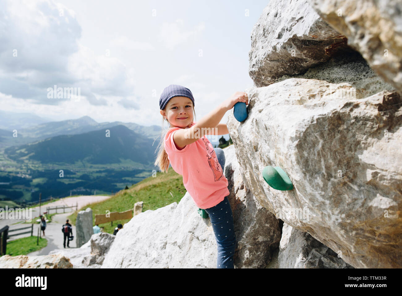Retrato de chica escalada contra el cielo Foto de stock