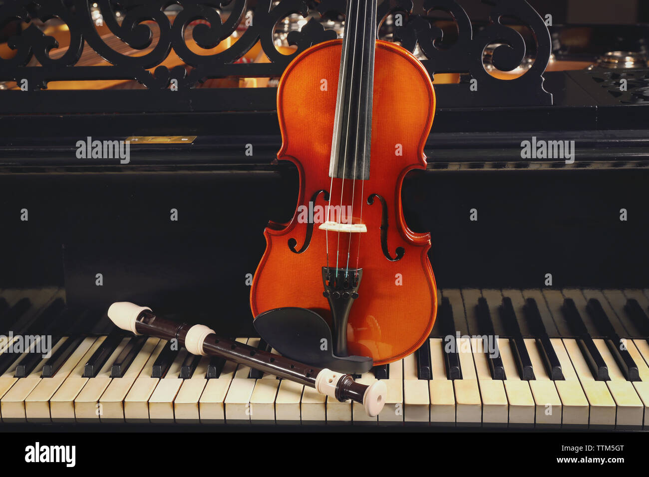 Flauta y violín en teclas de piano Fotografía de stock - Alamy