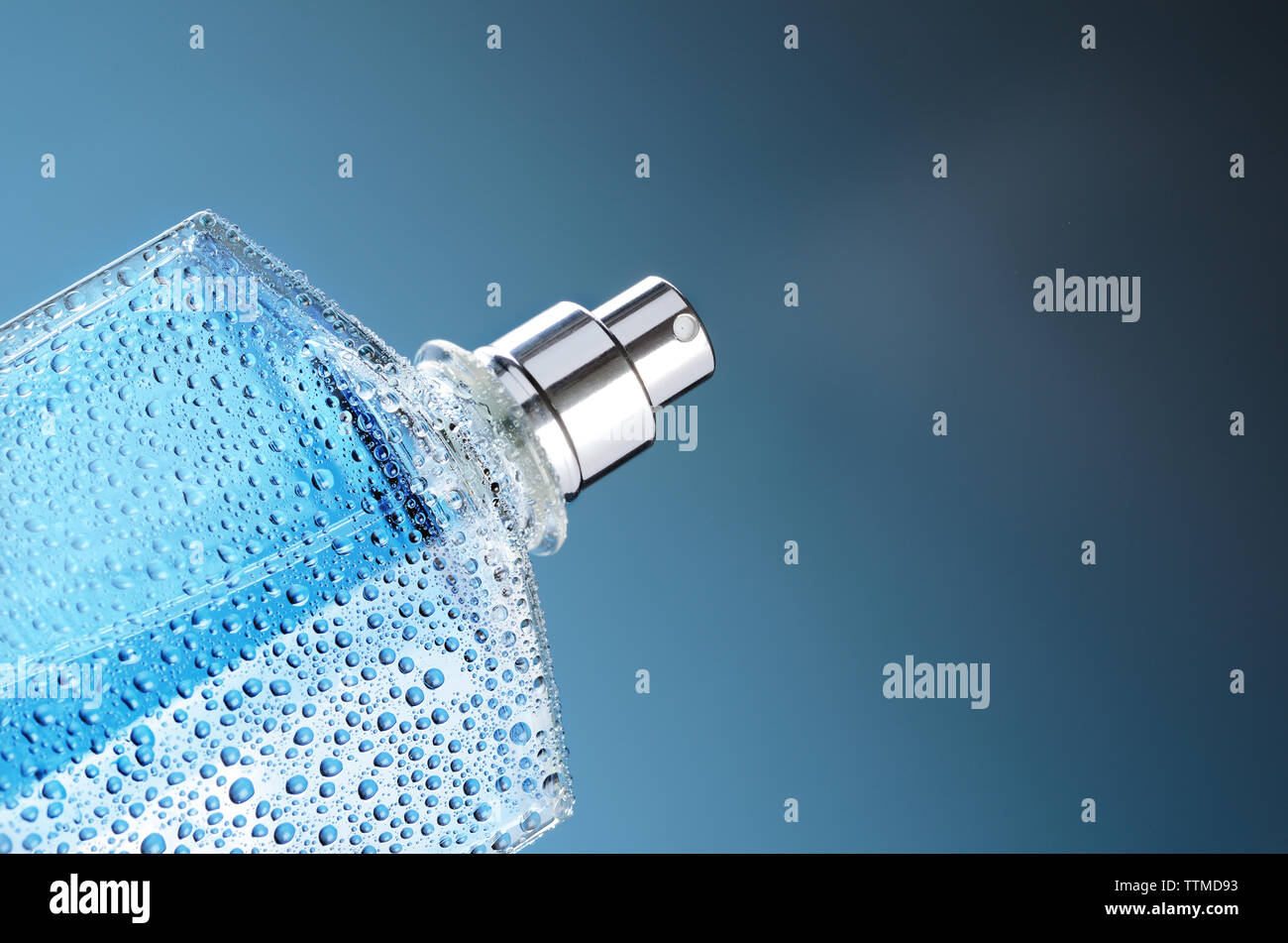 Perfume en botella azul con gotas de agua Fotografía de stock - Alamy