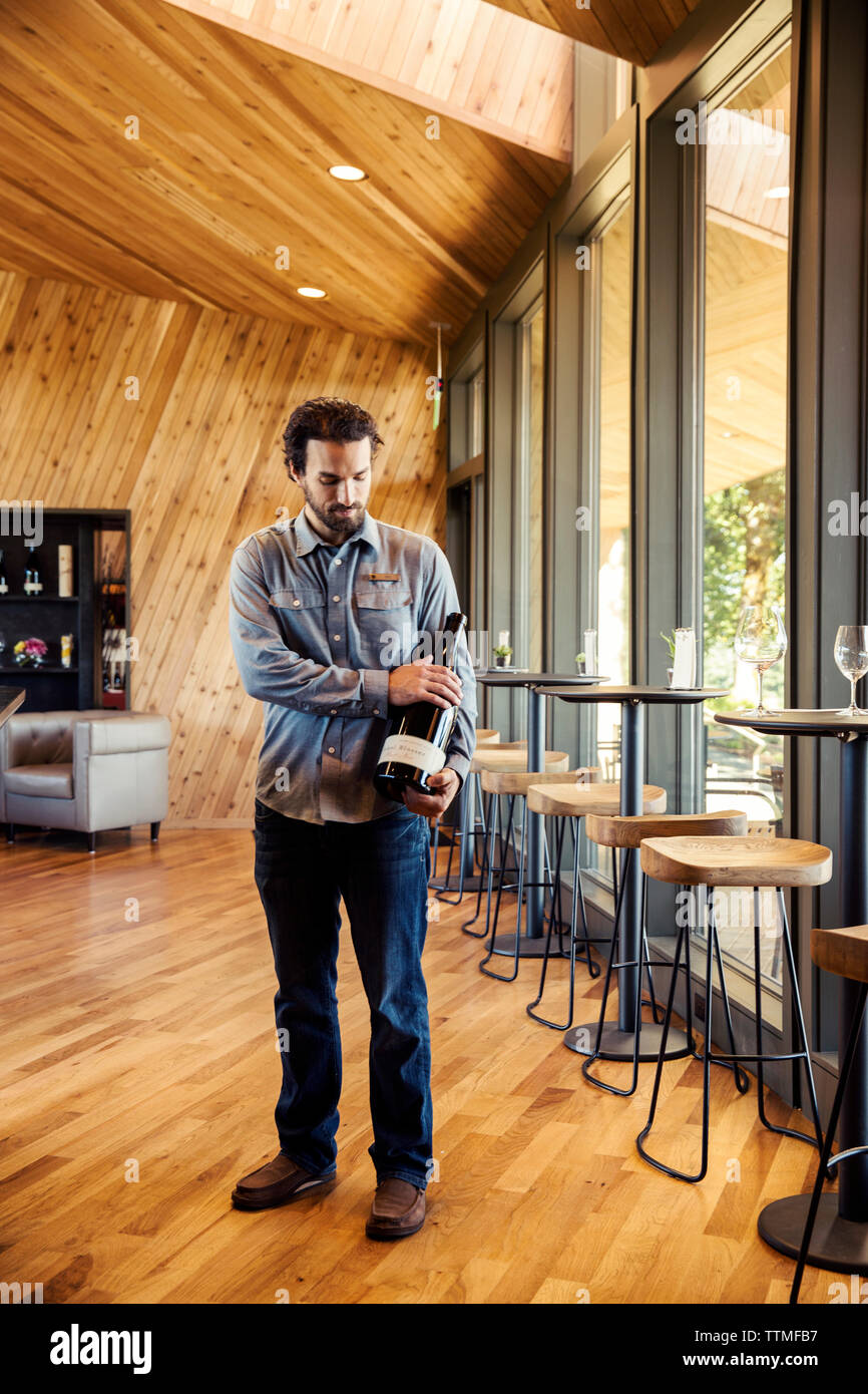 USA, Oregon, Valle de Willamette, Eric tiene un Magnum de vino dentro de la  sala de degustación de Sokol Blosser Winery, Dayton Fotografía de stock -  Alamy