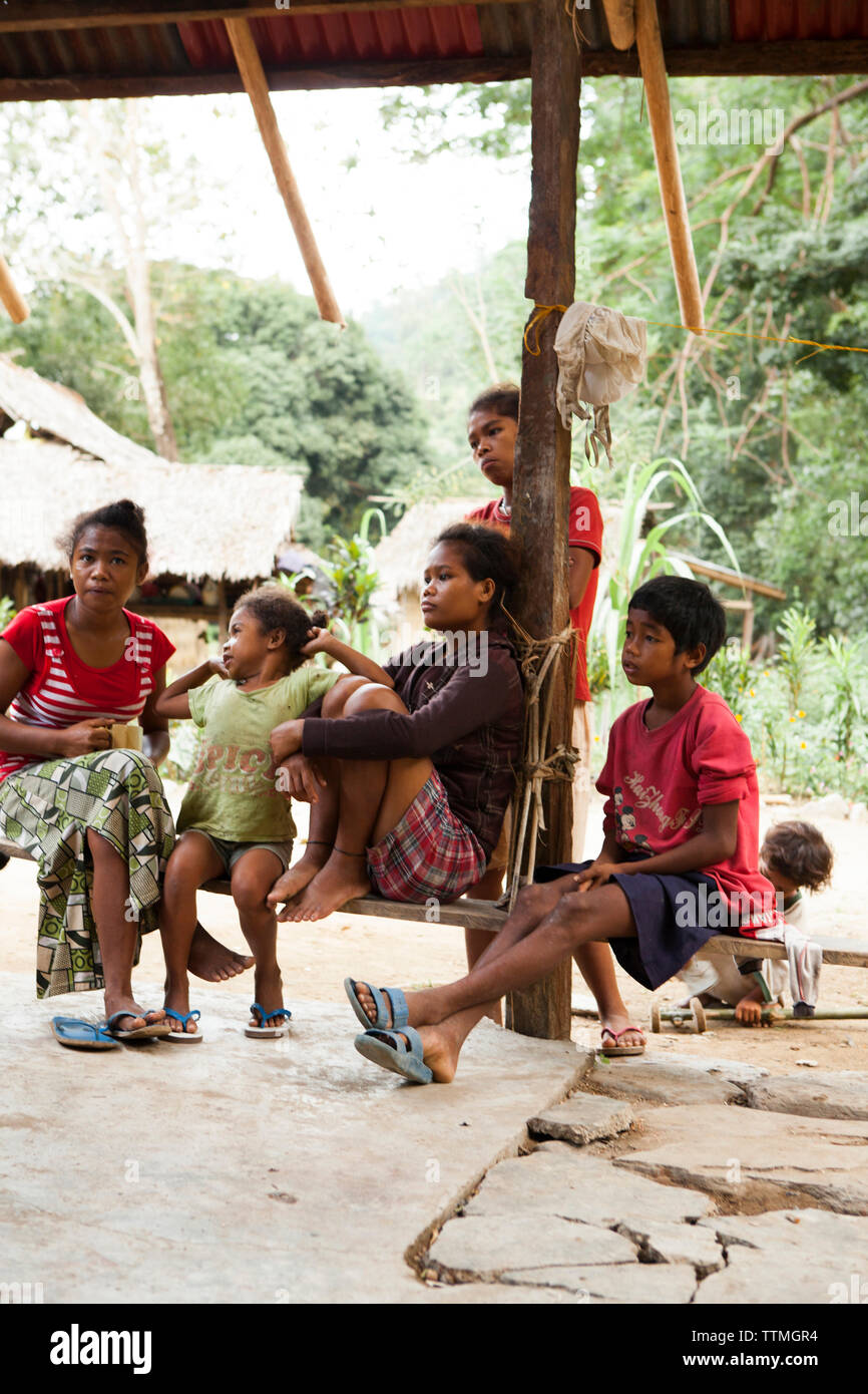 Filipinas, Palawan, región de Barangay, una familia de Batak se sienta delante de su casa en la aldea Kalakwasan Foto de stock