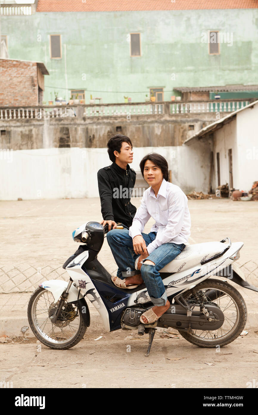 VIETNAM, Hanoi, Bathranag Village, un retrato de dos amigos en el lado de la carretera Foto de stock