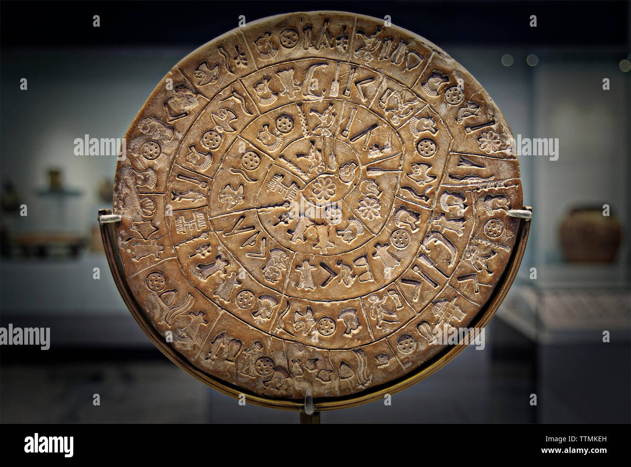 En la isla de Creta Grecia - El Museo Arqueológico de Heraklion - disco de Phaistos -un lateral Foto de stock