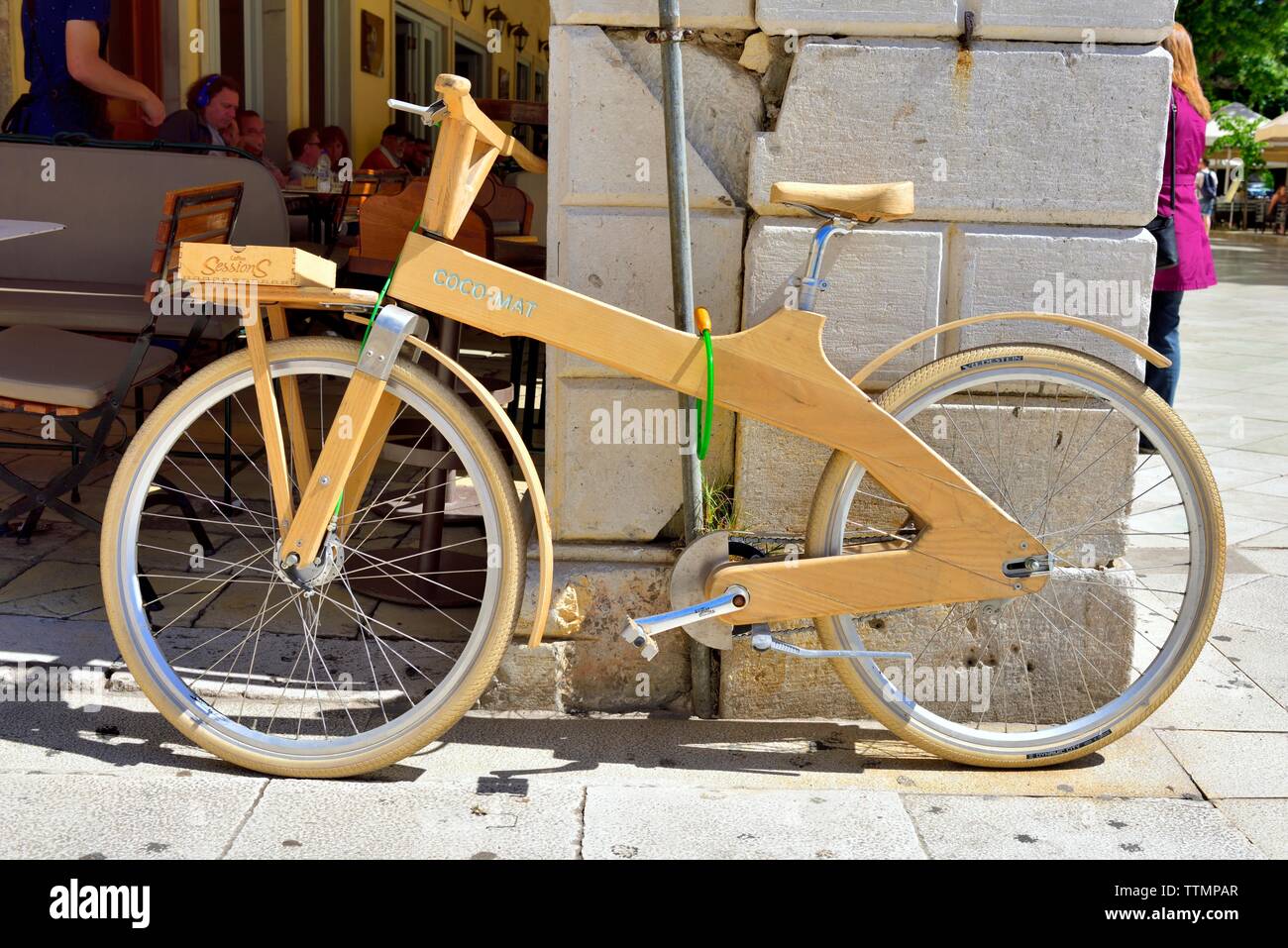 Bicicleta de madera,la ciudad de Corfú, Kerkyra,Grecia,las islas Jónicas,  las islas griegas Fotografía de stock - Alamy