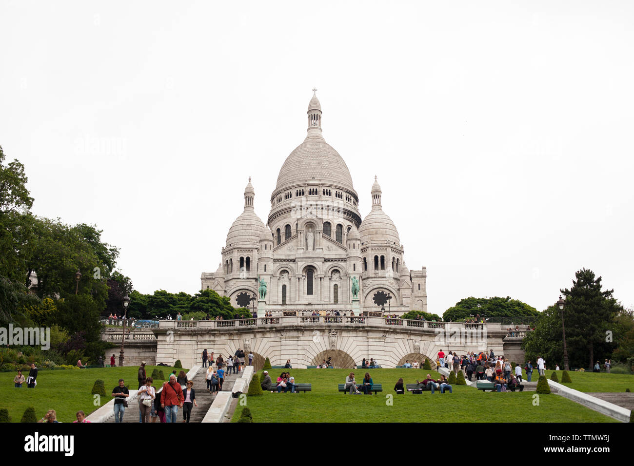 Ángulo de visión baja de turistas en la Basilique du Sacré Coeur contra el cielo claro Foto de stock