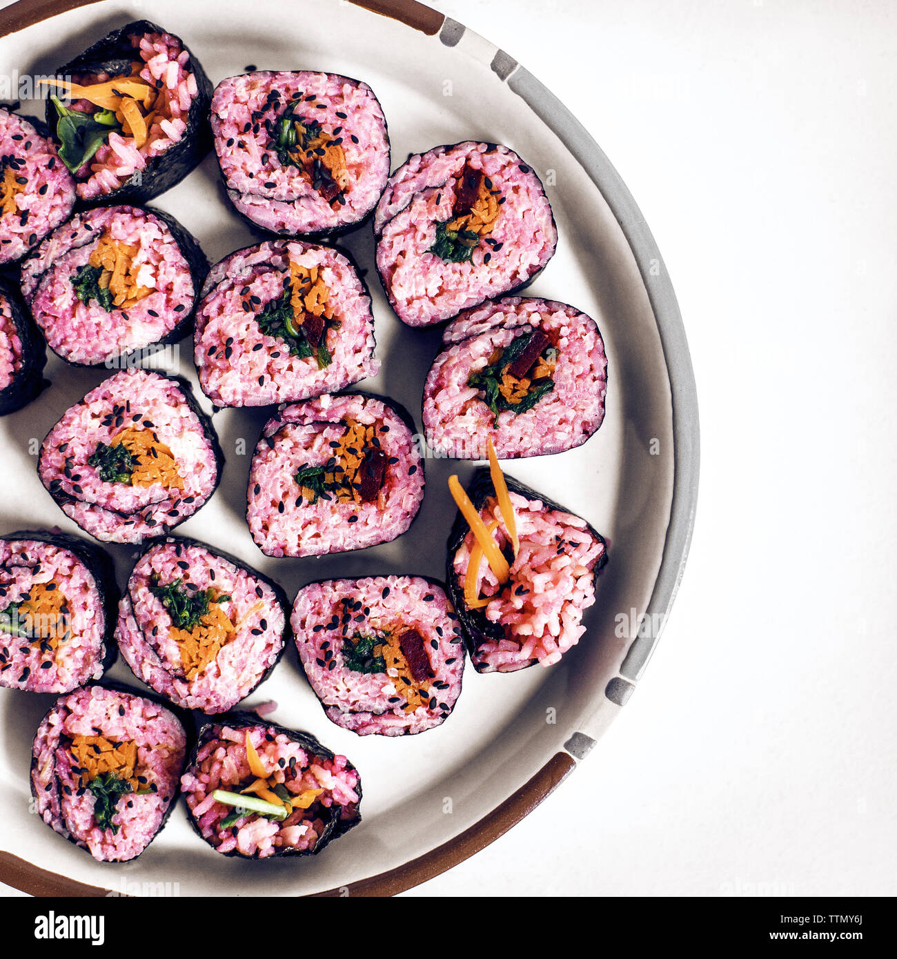 Vista aérea de sushi servido en la placa en la tabla Foto de stock