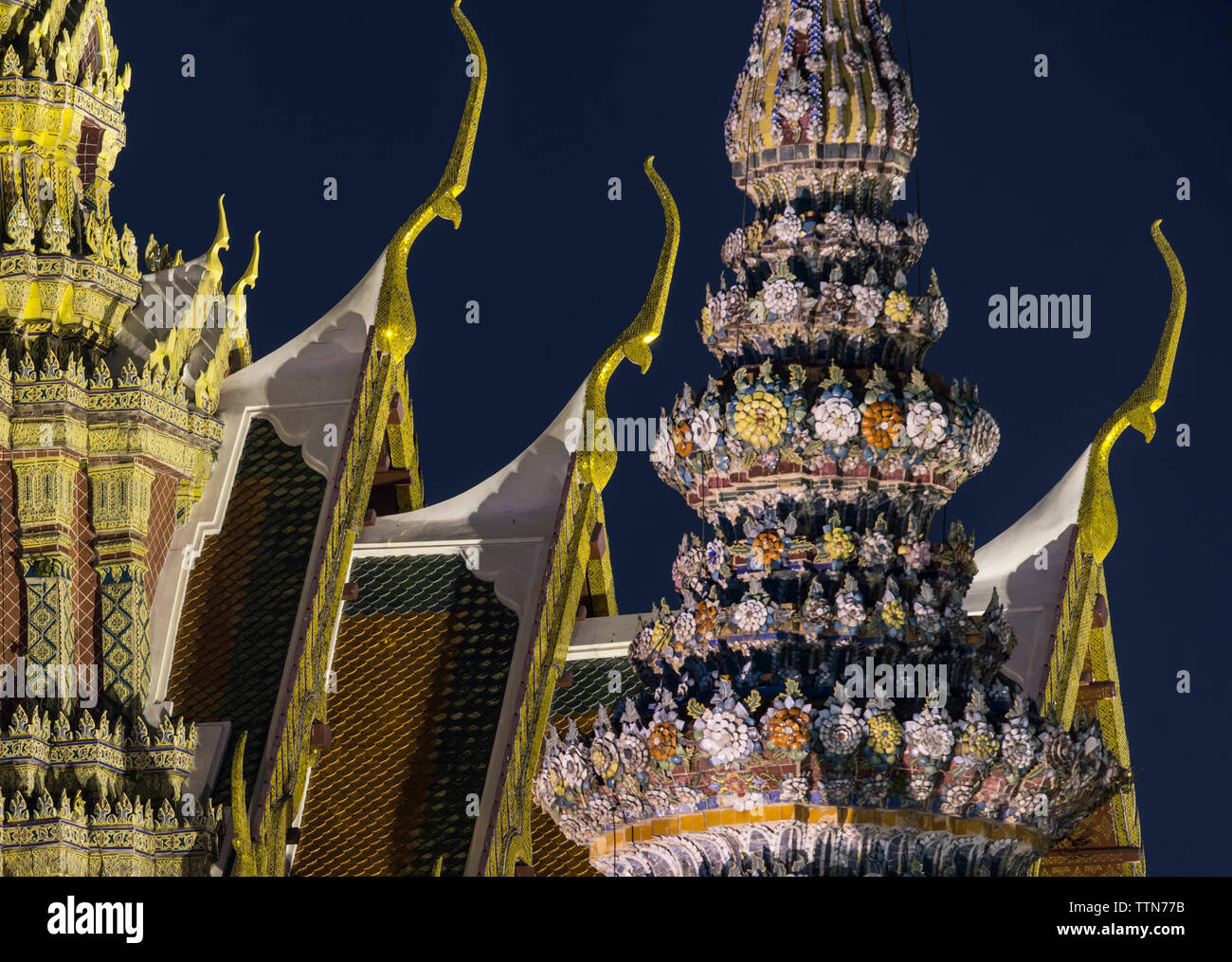 Cierre de templos suntuosos en Bangkok Foto de stock