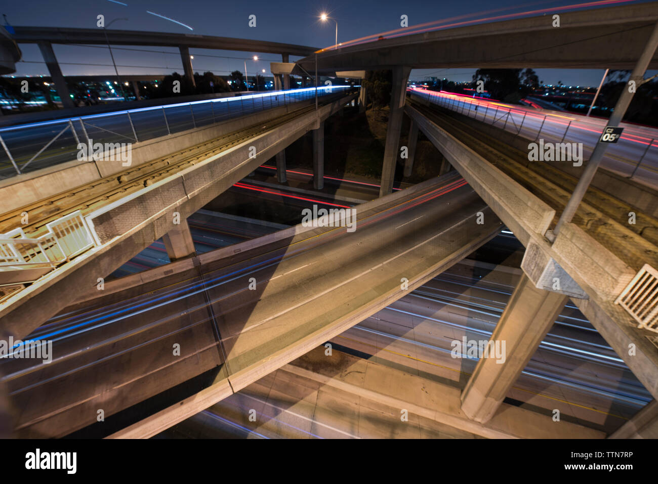 Estelas de luz sobre los caminos elevados en la ciudad por la noche Foto de stock