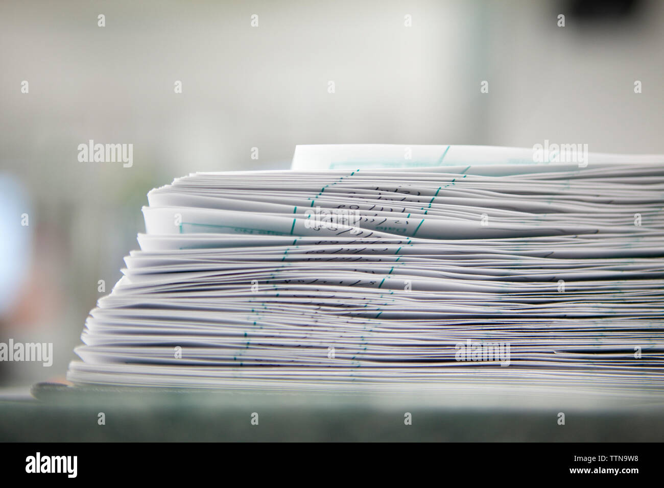 Los documentos en la mesa de laboratorio Foto de stock