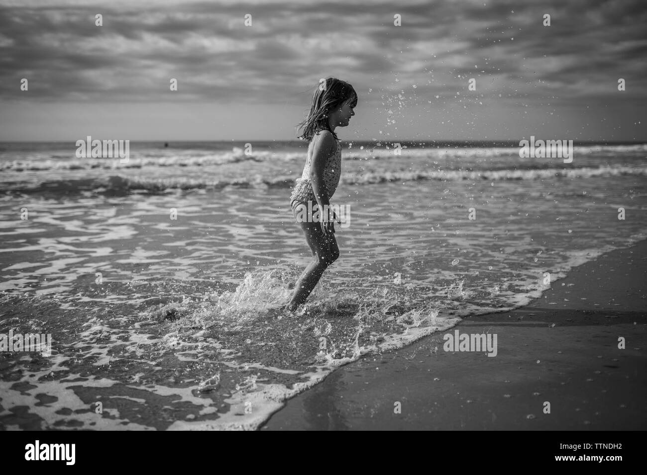 Nina Banandose Imagenes De Stock En Blanco Y Negro Alamy