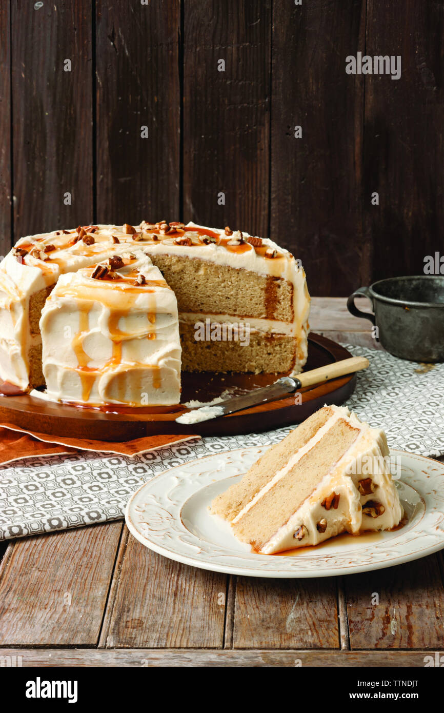 Tarta de sidra de manzana sobre una mesa de madera contra la pared en casa Foto de stock