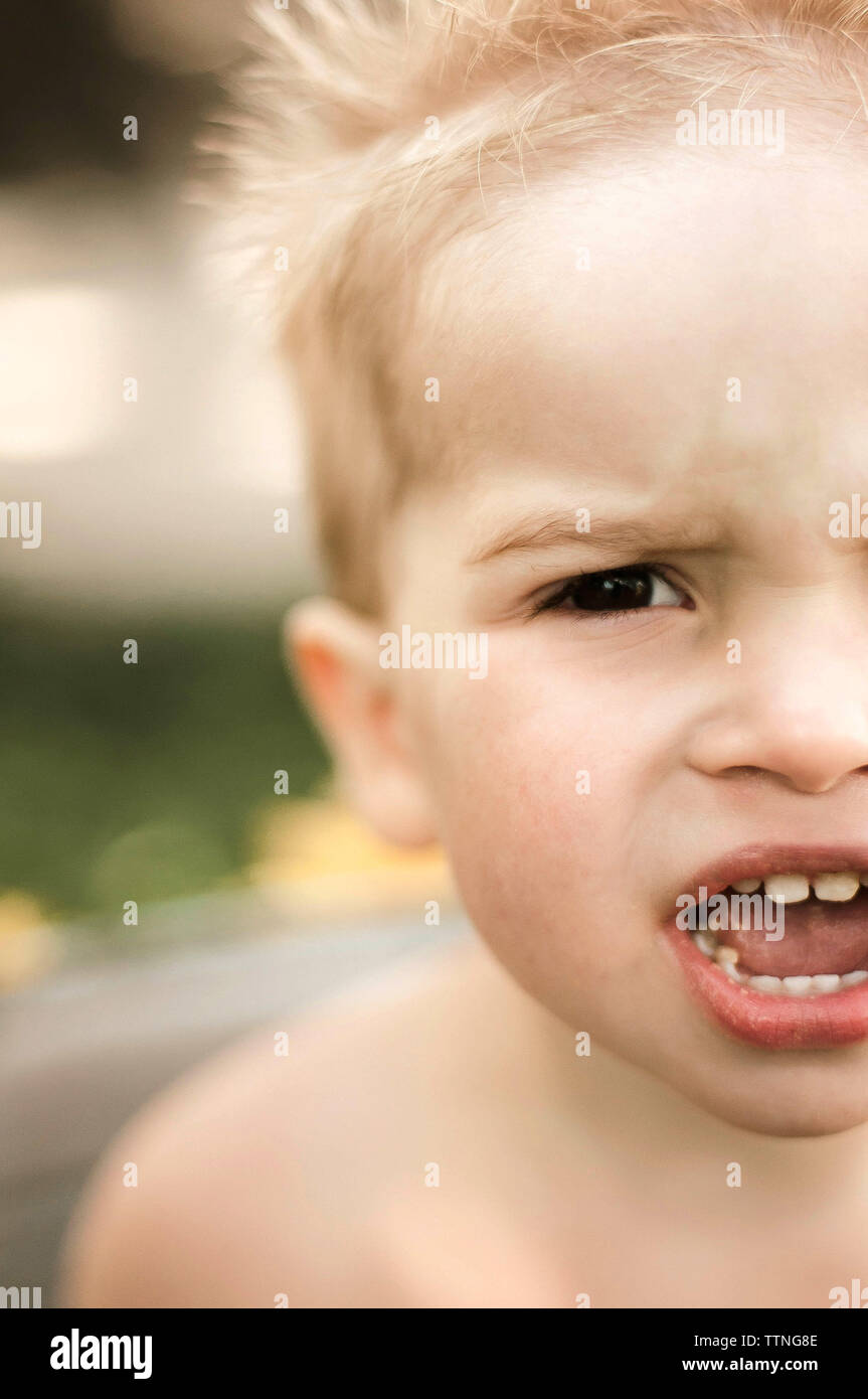 Retrato de un niño chico, que sólo tenía sus cabellos lavados y enjuagados Foto de stock
