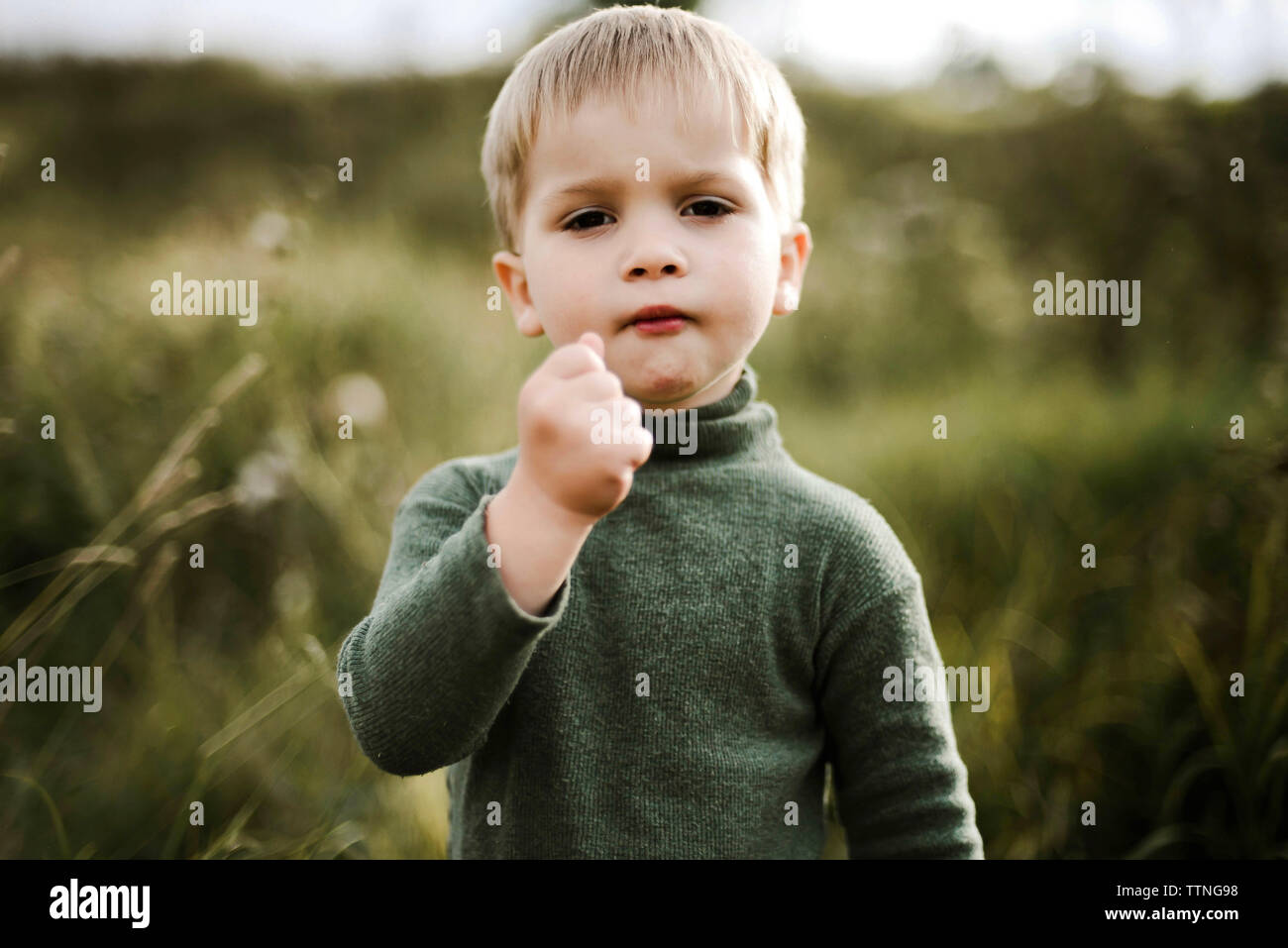 Retrato de un pequeño muchacho bonito jugar afuera durante los meses de verano Foto de stock