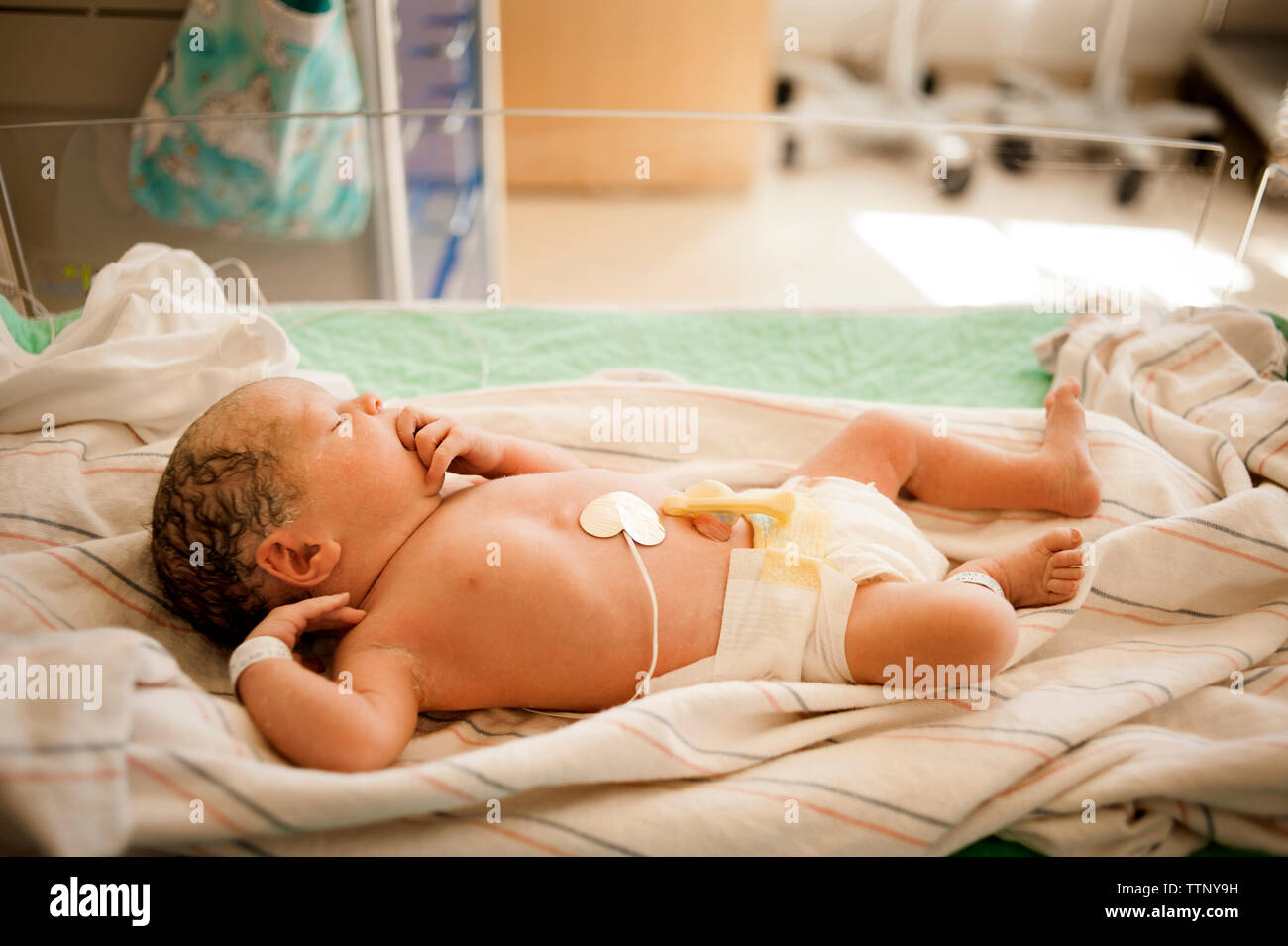 Un alto ángulo de vista de bebé niña durmiendo en el hospital Foto de stock