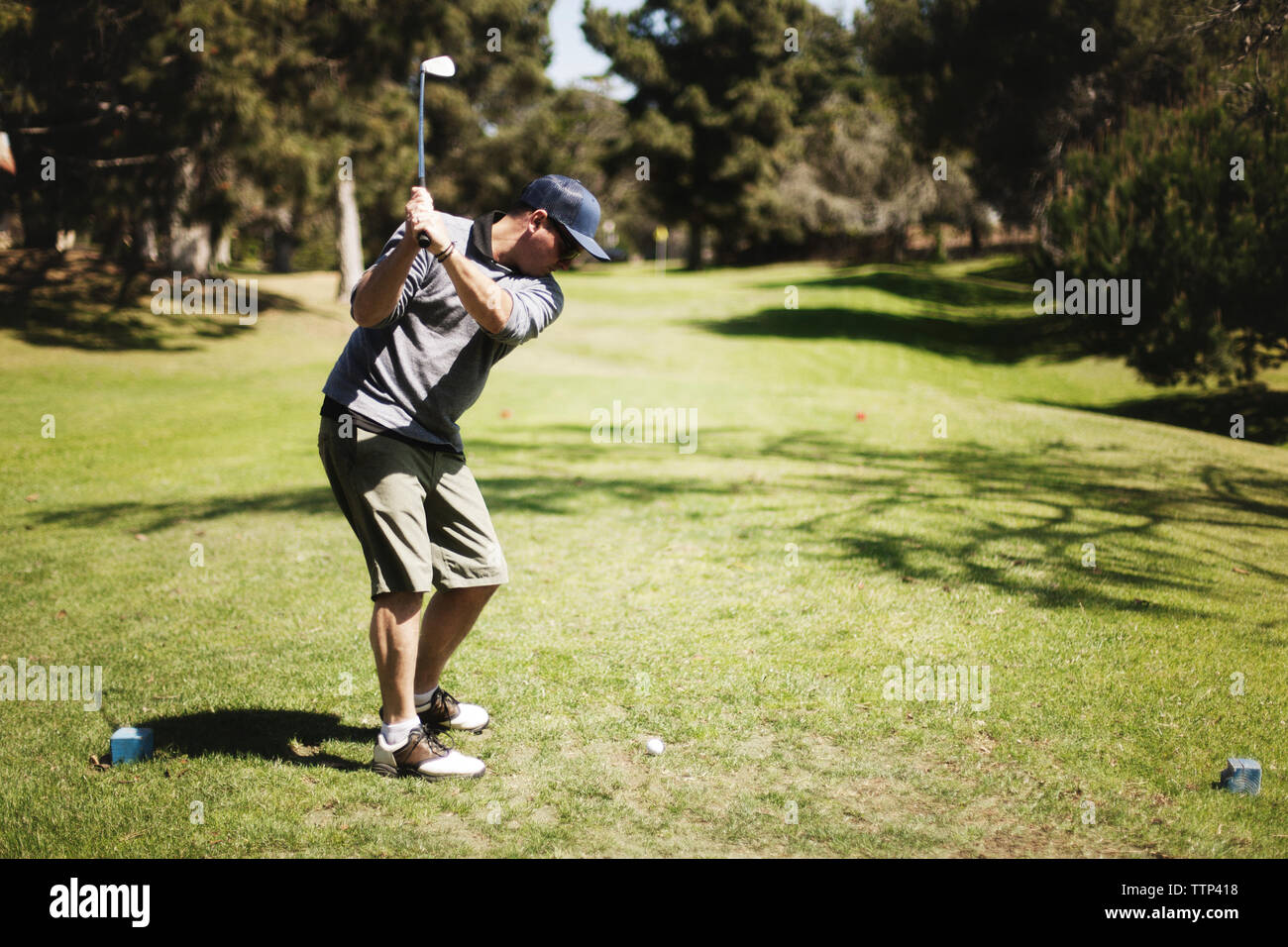 Golfista jugando en campo de golf club Foto de stock