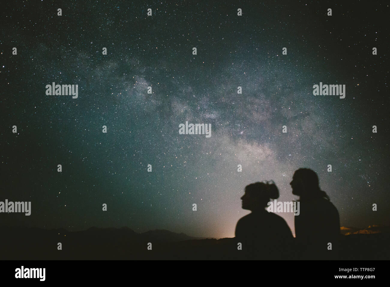 Two people looking sky stars fotografías e imágenes de alta resolución -  Alamy