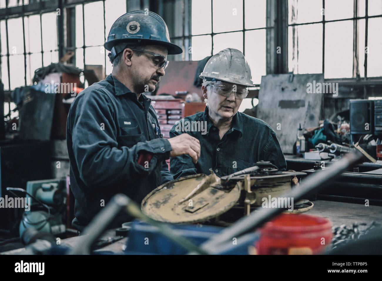 Compañeros en la mesa de trabajo en la industria del metal Foto de stock
