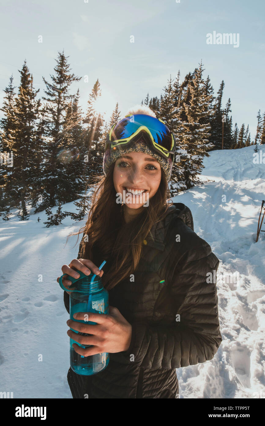 Mujer sonriente vistiendo gafas de esquí Fotografía de stock - Alamy
