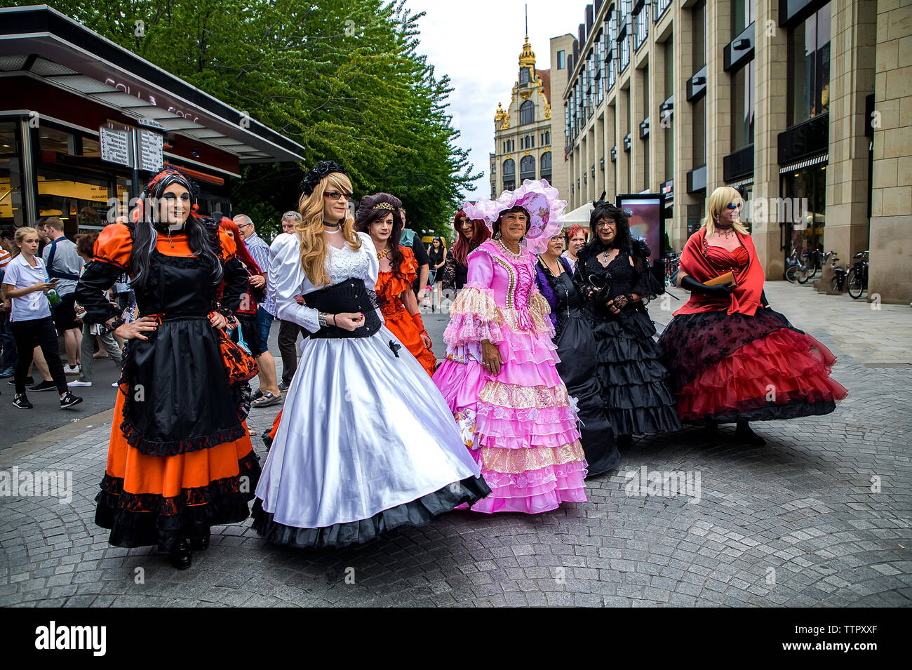 Leipzig, Alemania Juny 9, 2019 . Pueblo festivo en negro y rojo, de estilo gótico y steampunk disfraces en la calle. Hombres vestidos de mujer vestidos Fotografía de stock -