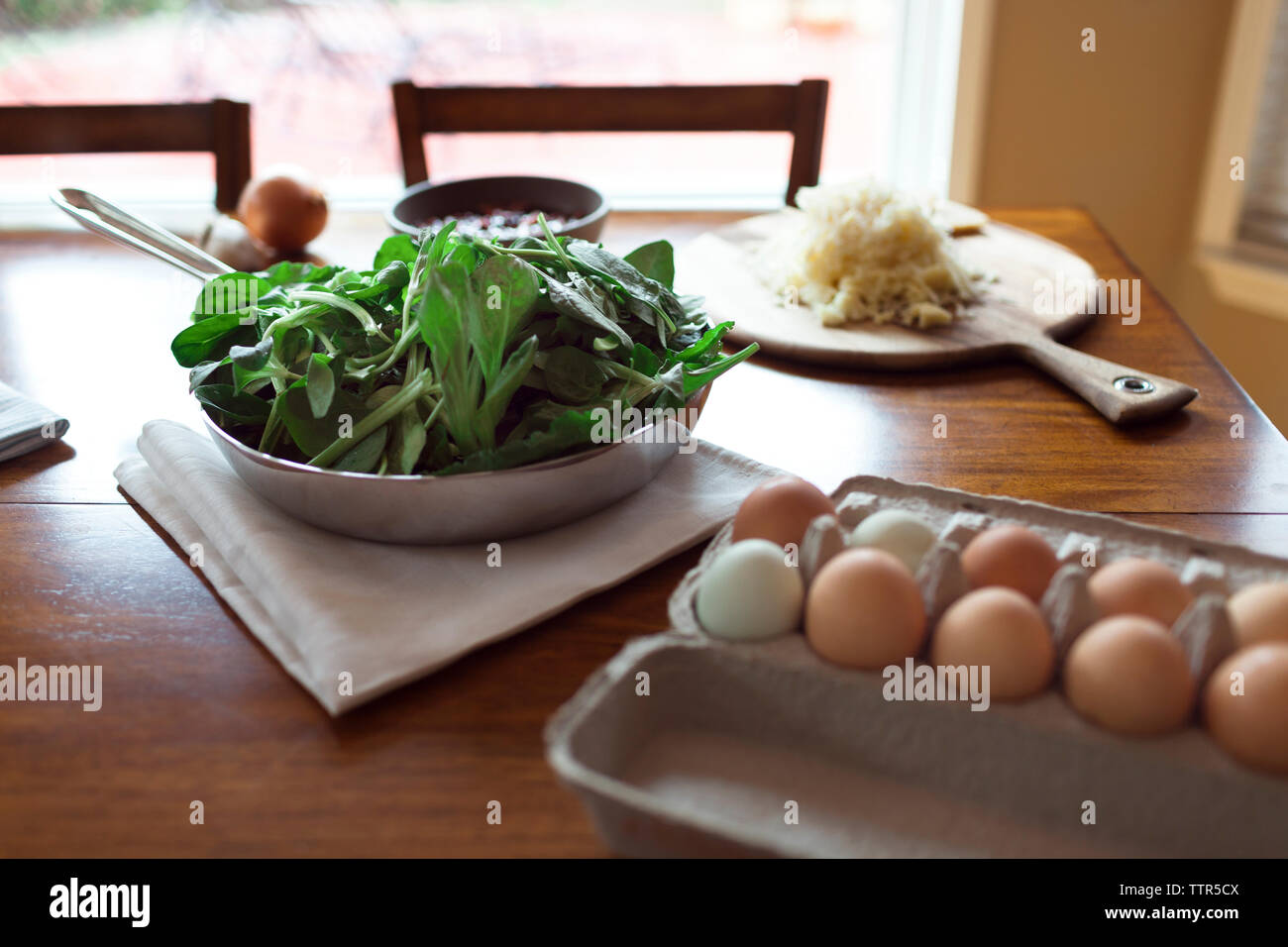Un alto ángulo de visualización de huevos y verduras en la mesa en casa Foto de stock
