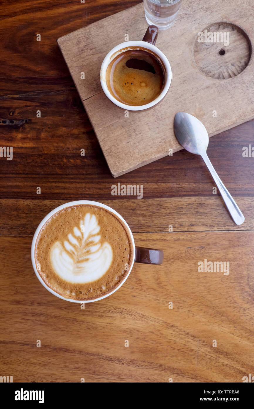 Tazas de café espresso mesa de café fotografías e imágenes de alta  resolución - Alamy