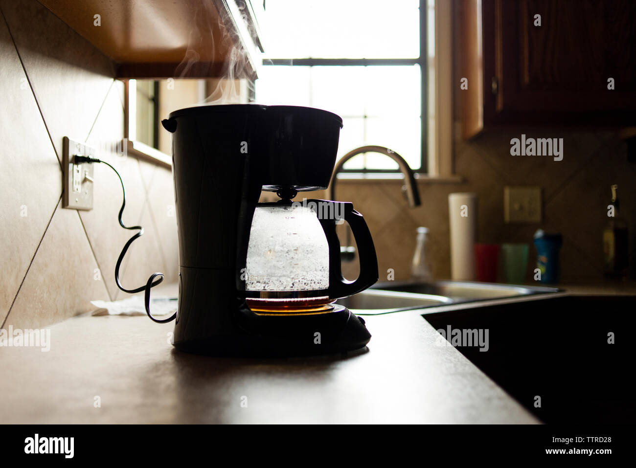 Cafetera en la encimera fotografías e imágenes de alta resolución - Alamy