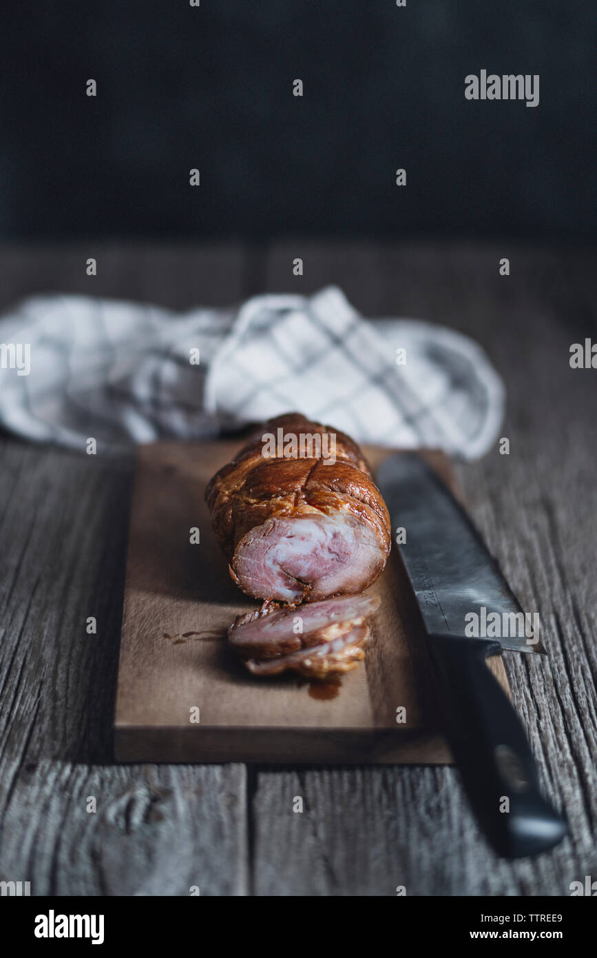 Un alto ángulo de visualización de char sui de cerdo con cuchillo sobre la tabla de cortar Foto de stock