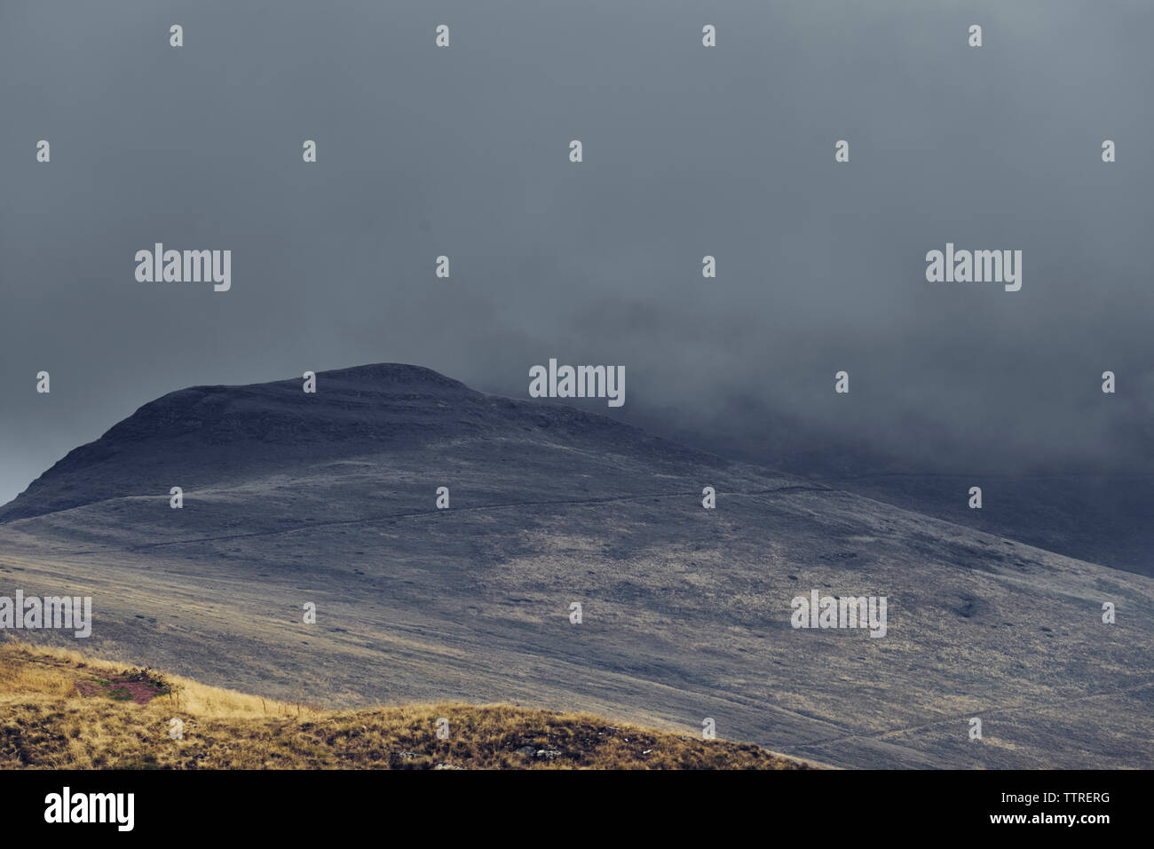 Vista panorámica de las montañas de los Balcanes durante la niebla Foto de stock