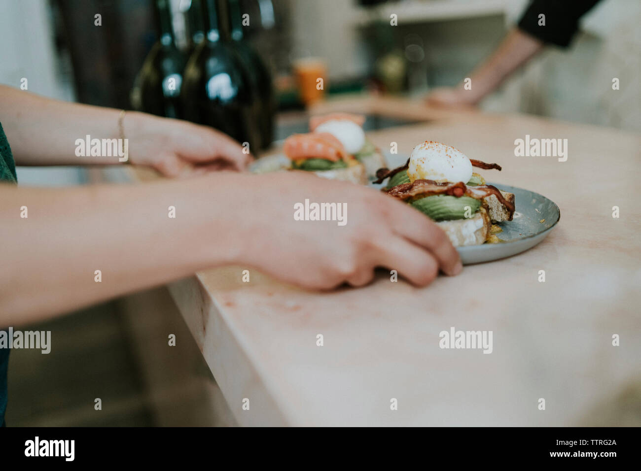 Recorta Las Manos De Mujer Recogiendo Platos Con Comida En La Mesa Del Cafe Fotografia De Stock Alamy