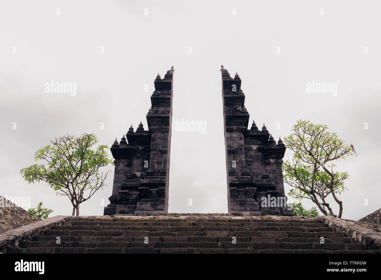 Ruina del templo contra el cielo en Bali Foto de stock