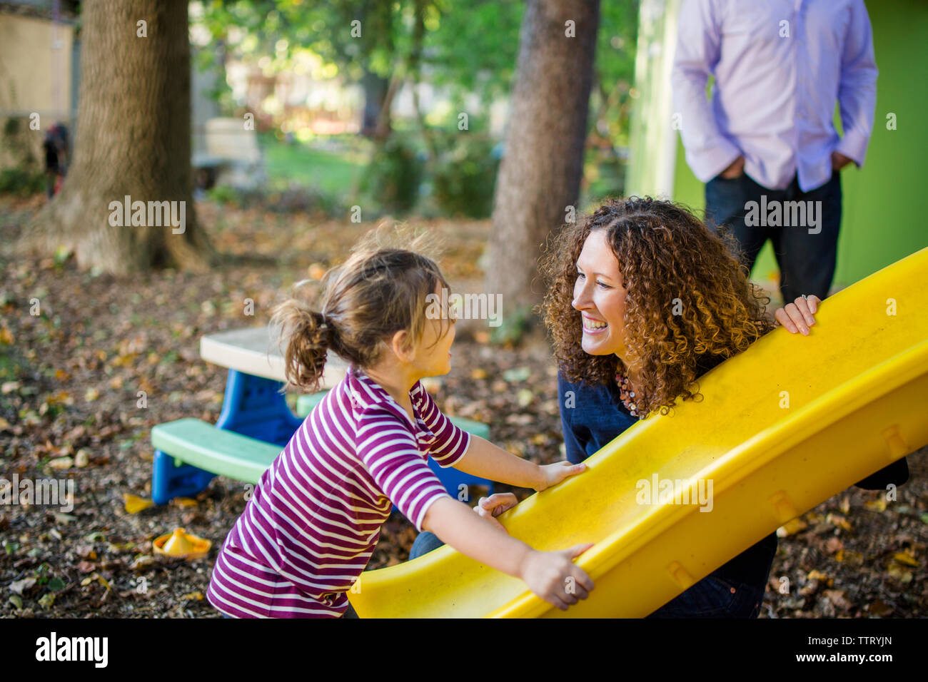 Una familia feliz jugar juntos en sus corrales Foto de stock