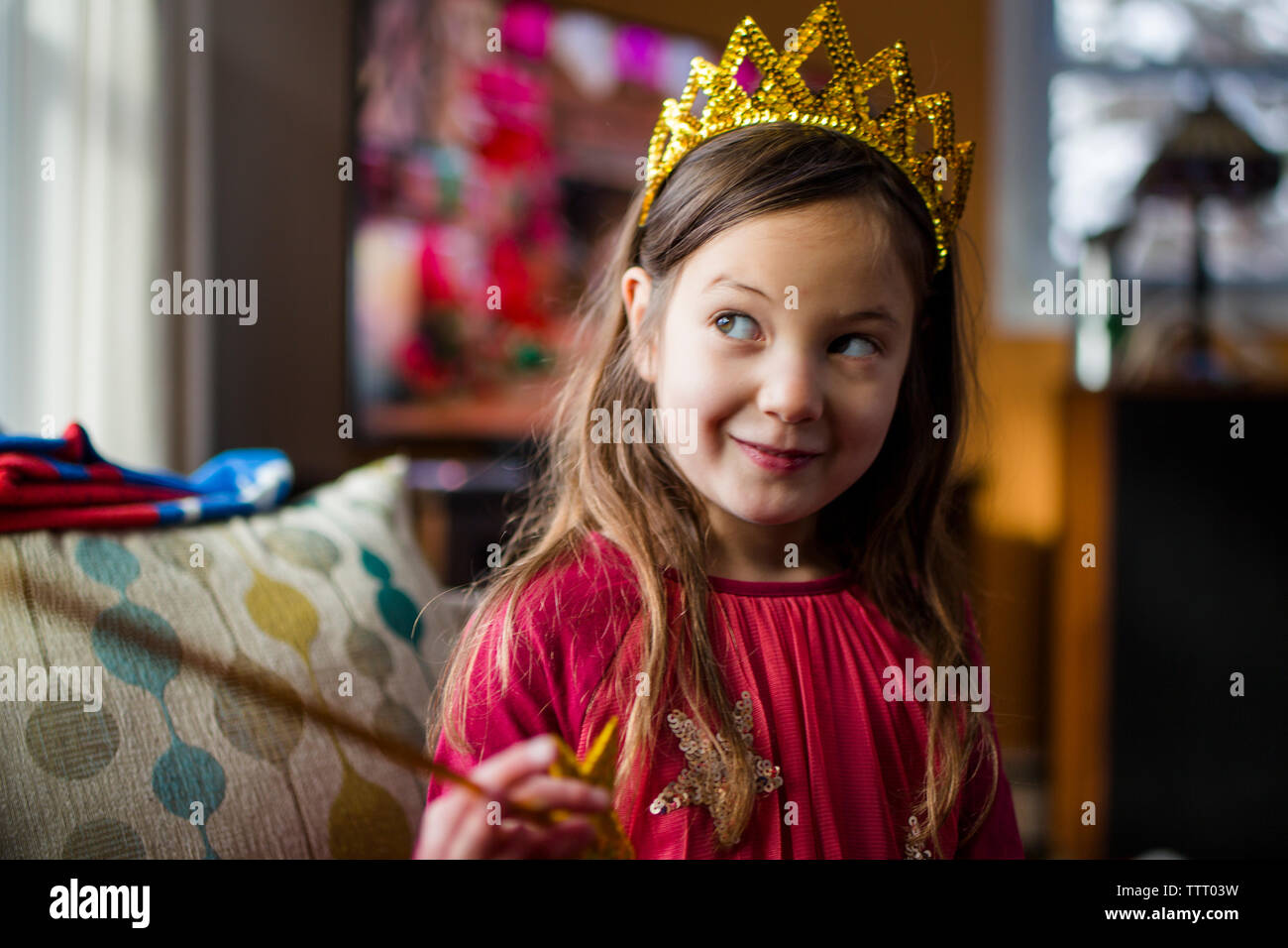 Retrato de una linda niña feliz en una corona y disfraces Foto de stock