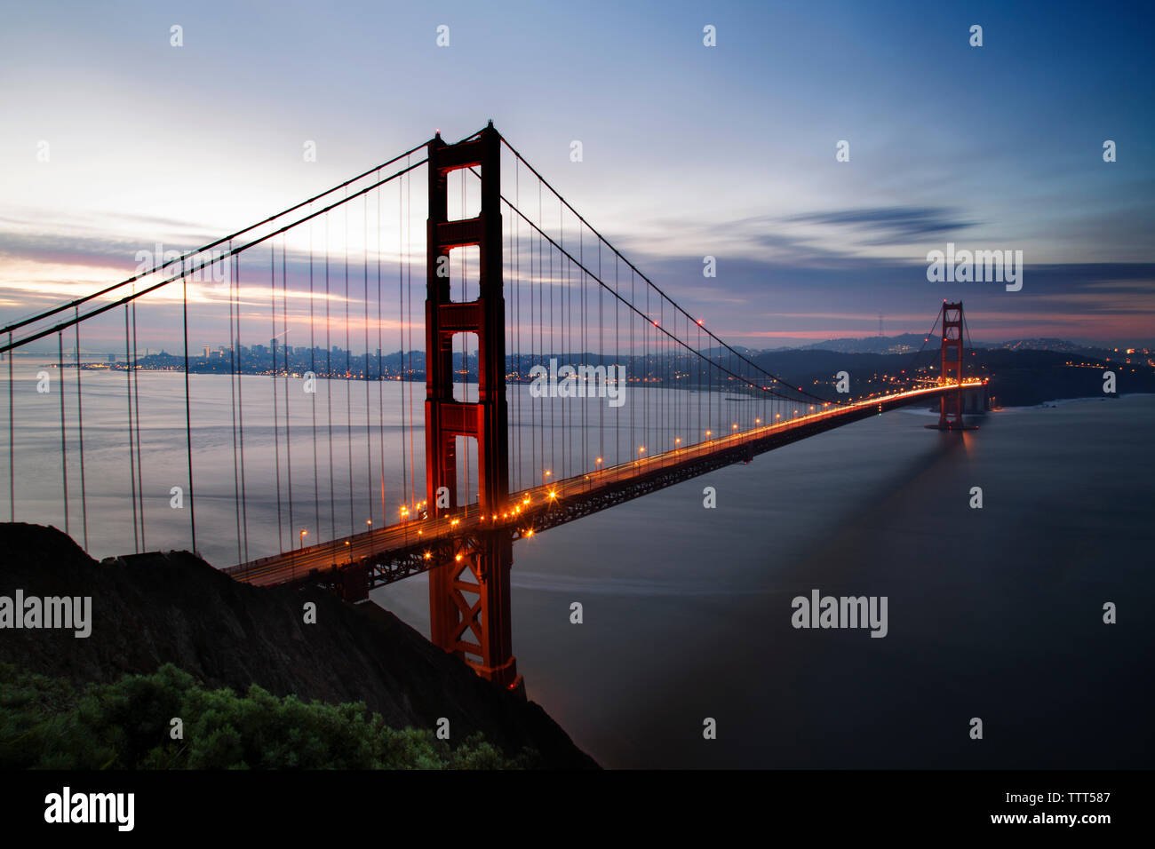 Golden Gate Bridge sobre la bahía de San Francisco al atardecer Foto de stock