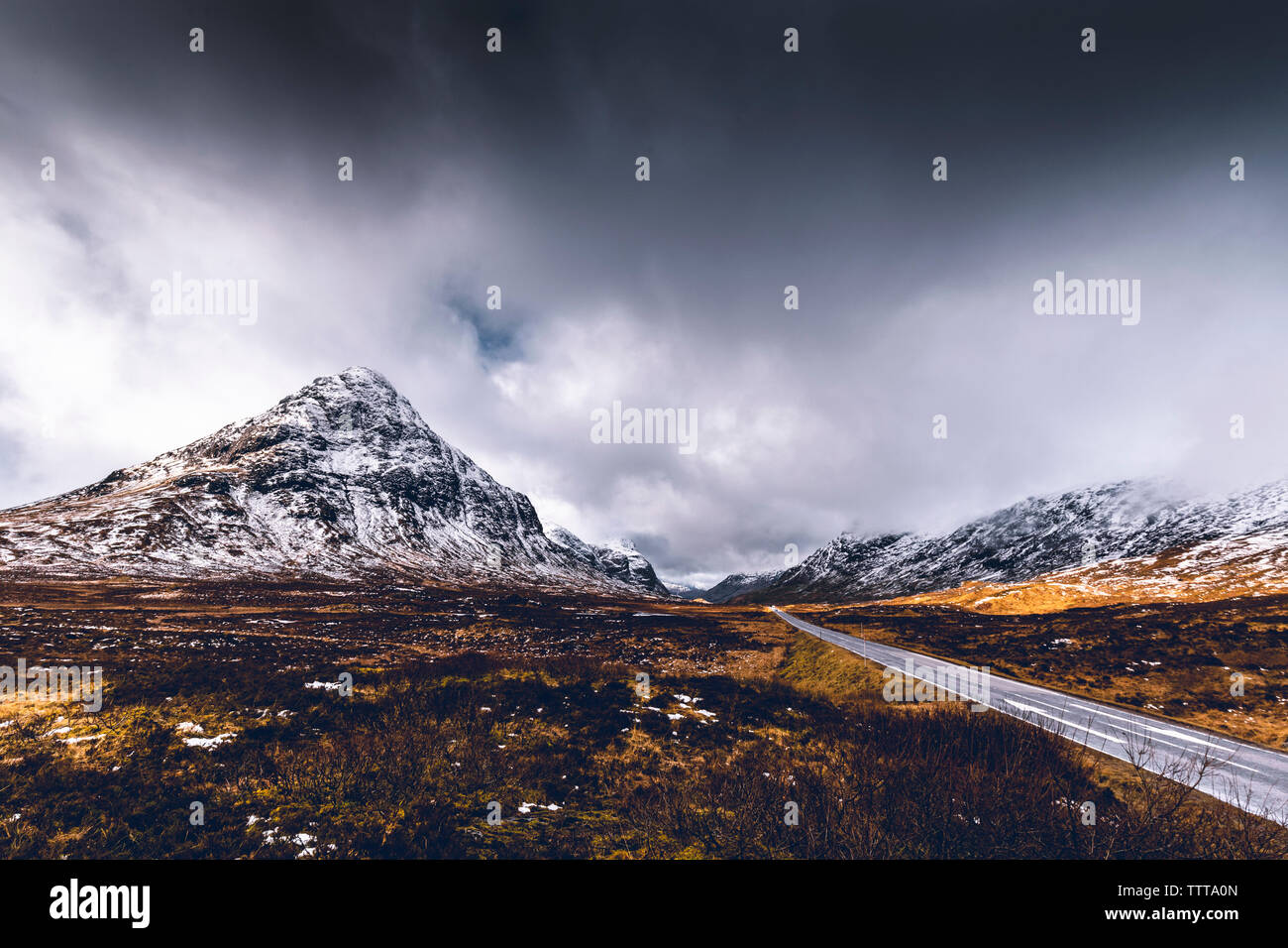 Paisaje invernal de montaña nieve del invierno en Glencoe Escocia Foto de stock