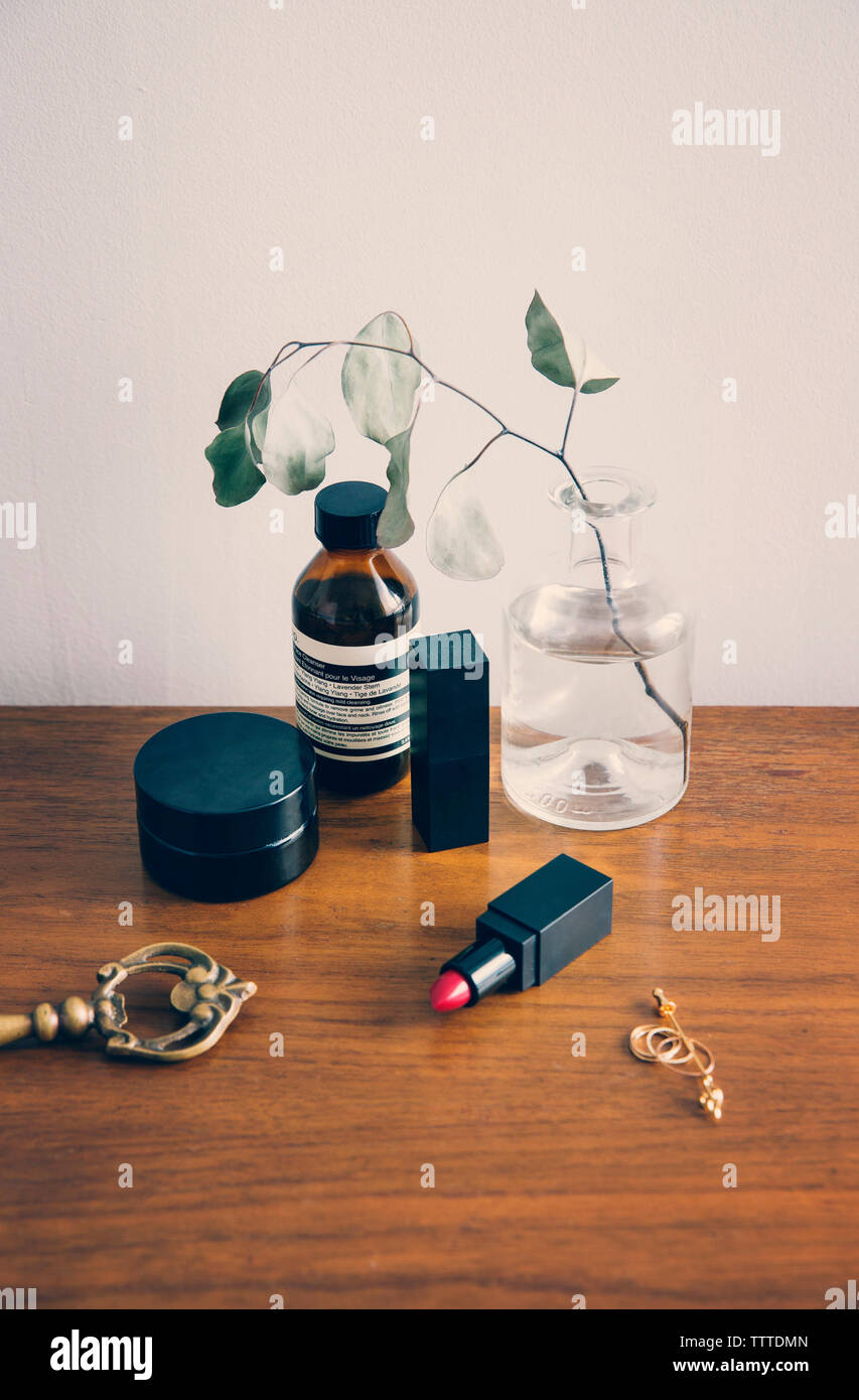 Un alto ángulo de visualización de productos de belleza sobre la mesa de madera Foto de stock