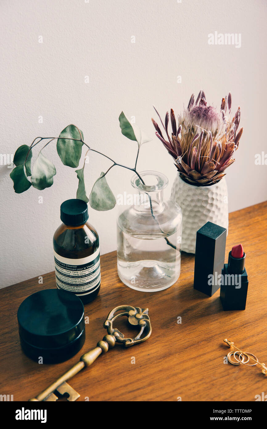 Un alto ángulo de visualización de productos de belleza con florero en la mesa Foto de stock