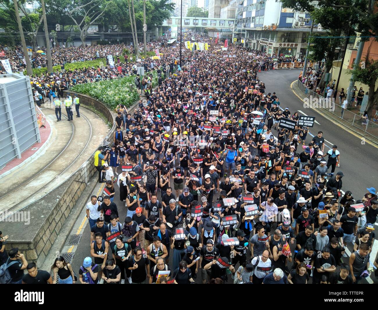 Hong Kong, 16 de junio de 2019 - Protesta multitud en Causeway Bay de Hong Kong, en contra de la ley de extradición del gobierno. Foto de stock