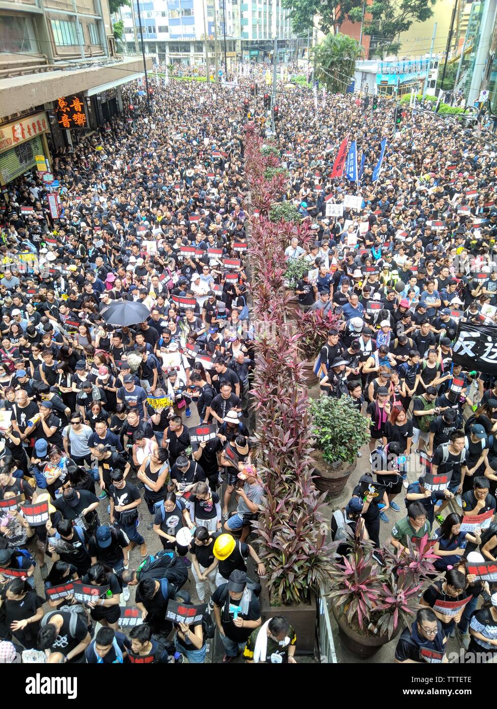 Hong Kong, 16 de junio de 2019 - Protesta multitud en Causeway Bay de Hong Kong, en contra de la ley de extradición del gobierno. Foto de stock