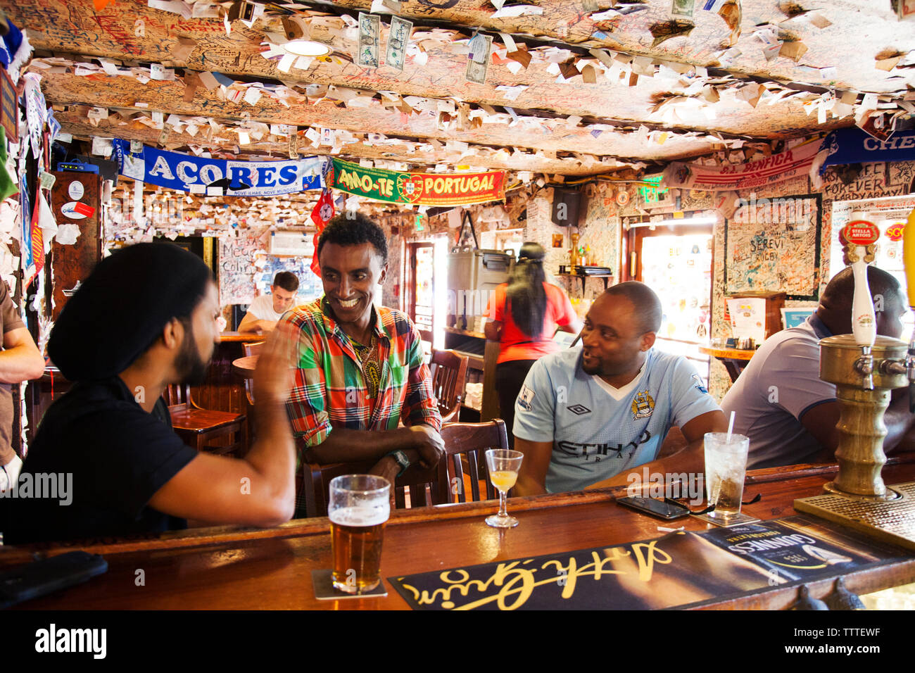 BERUMDA. Chef Marcus Samuelsson tomar una copa con los lugareños mientras ve un partido de fútbol en el Swizzle Inn at Bailey's Bay. Foto de stock
