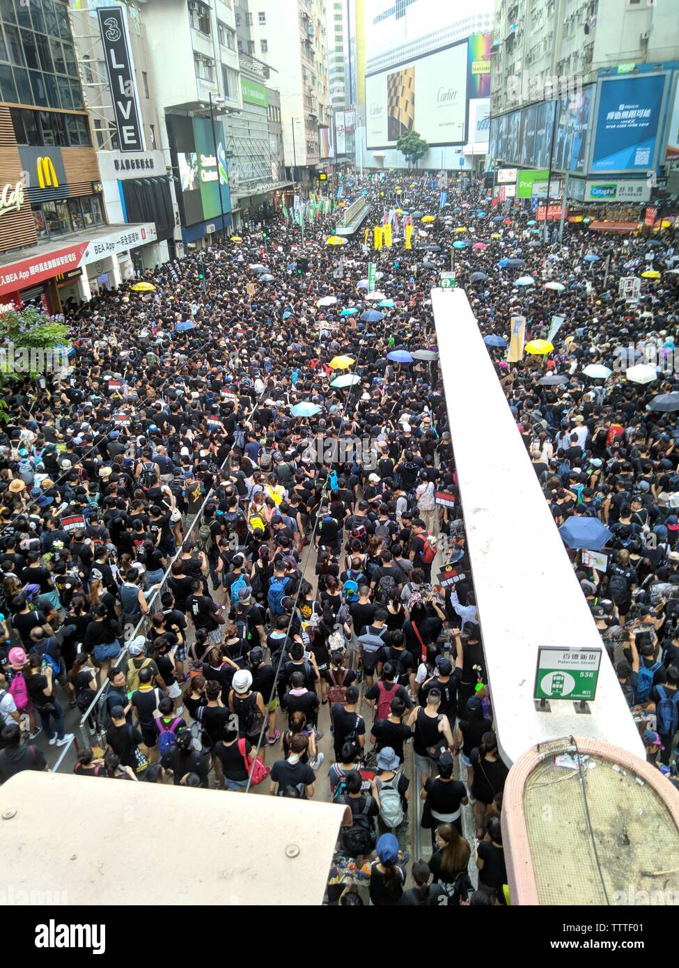 Hong Kong, 16 de junio de 2019 - Protesta multitud en Causeway Bay de Hong Kong, en contra de la ley de extradición del gobierno. Foto de stock