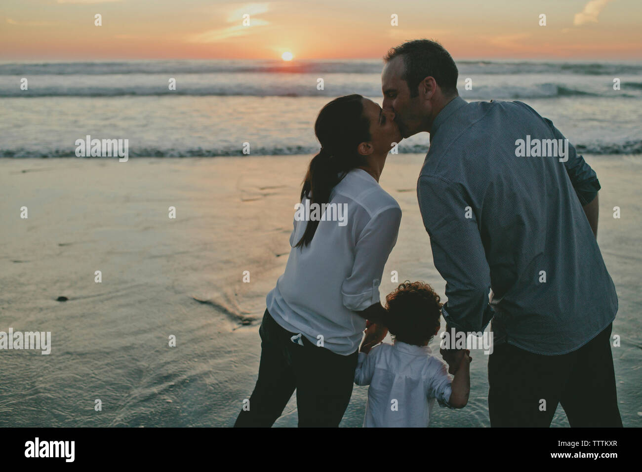 Pareja besándose en la playa fotografías e imágenes de alta resolución -  Alamy