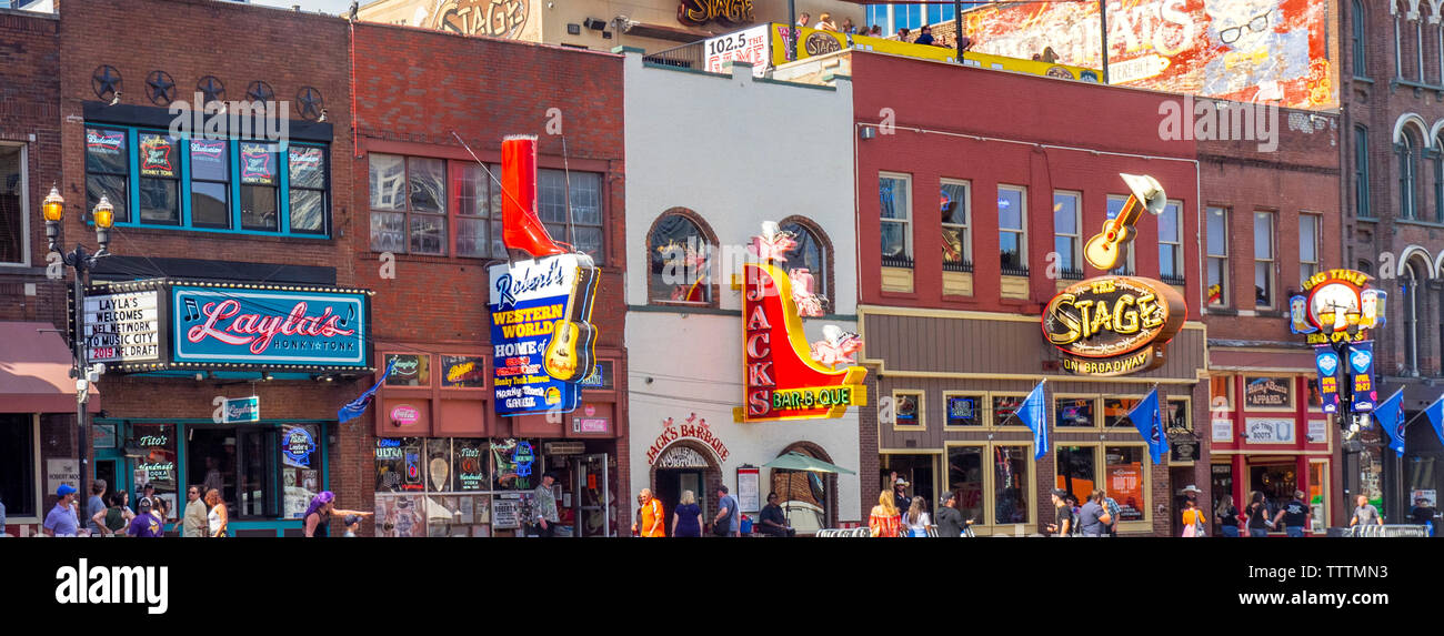Letreros de neón más tiendas restaurantes bares y salas de conciertos en Broadway en Nashville, Tennessee, EE.UU.. Foto de stock