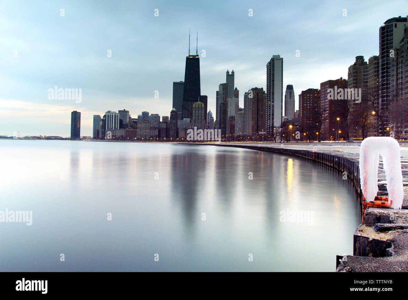 Paisaje urbano por el Lago Michigan contra sky Foto de stock