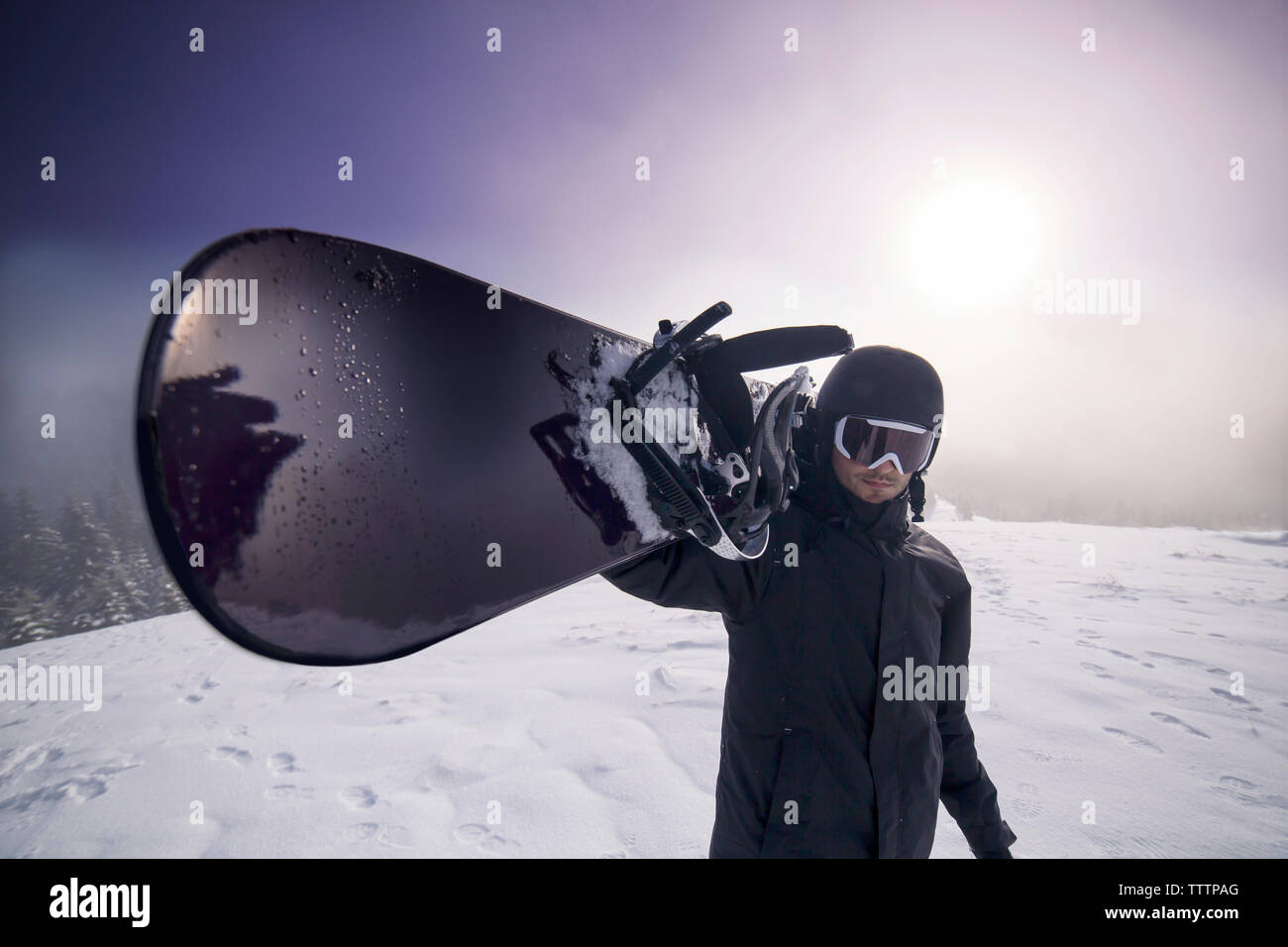 Retrato del hombre llevando esquiar en el paisaje nevado contra sky Foto de stock