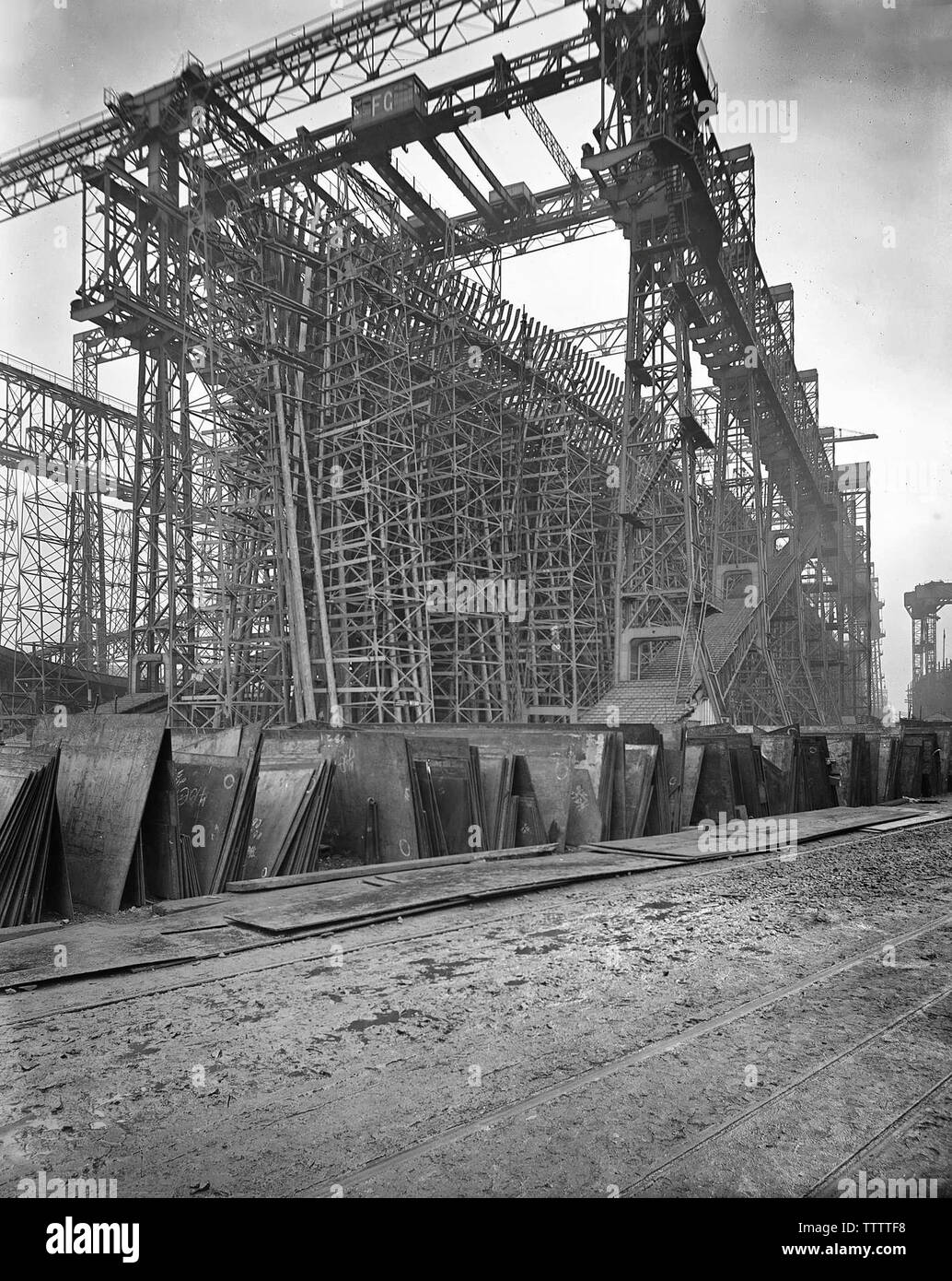 En Construcción - olímpico Olympic casi totalmente enmarcado. Octubre de 1909 Foto de stock
