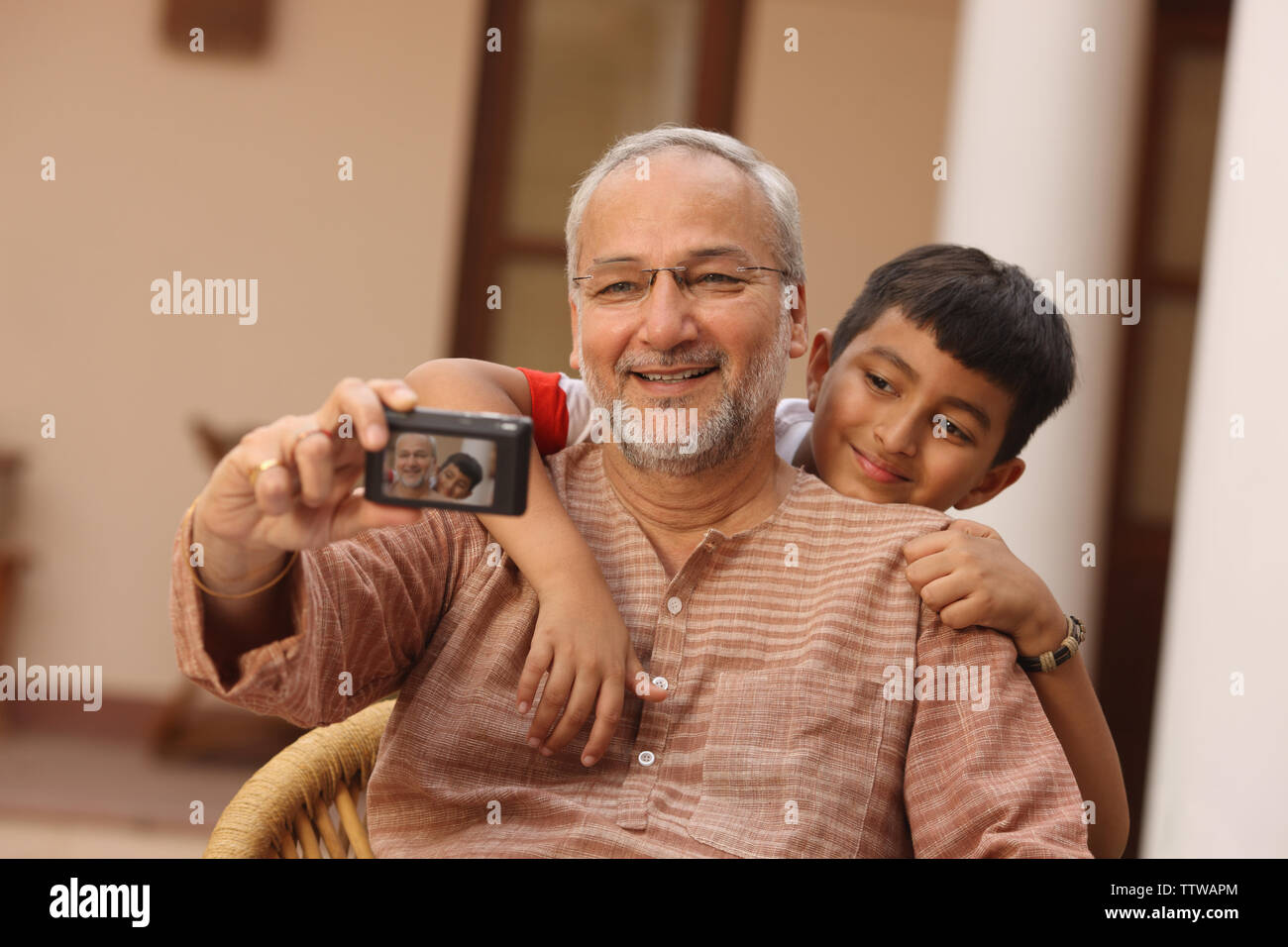 Hombre con su nieto tomando fotos de sí mismos Foto de stock